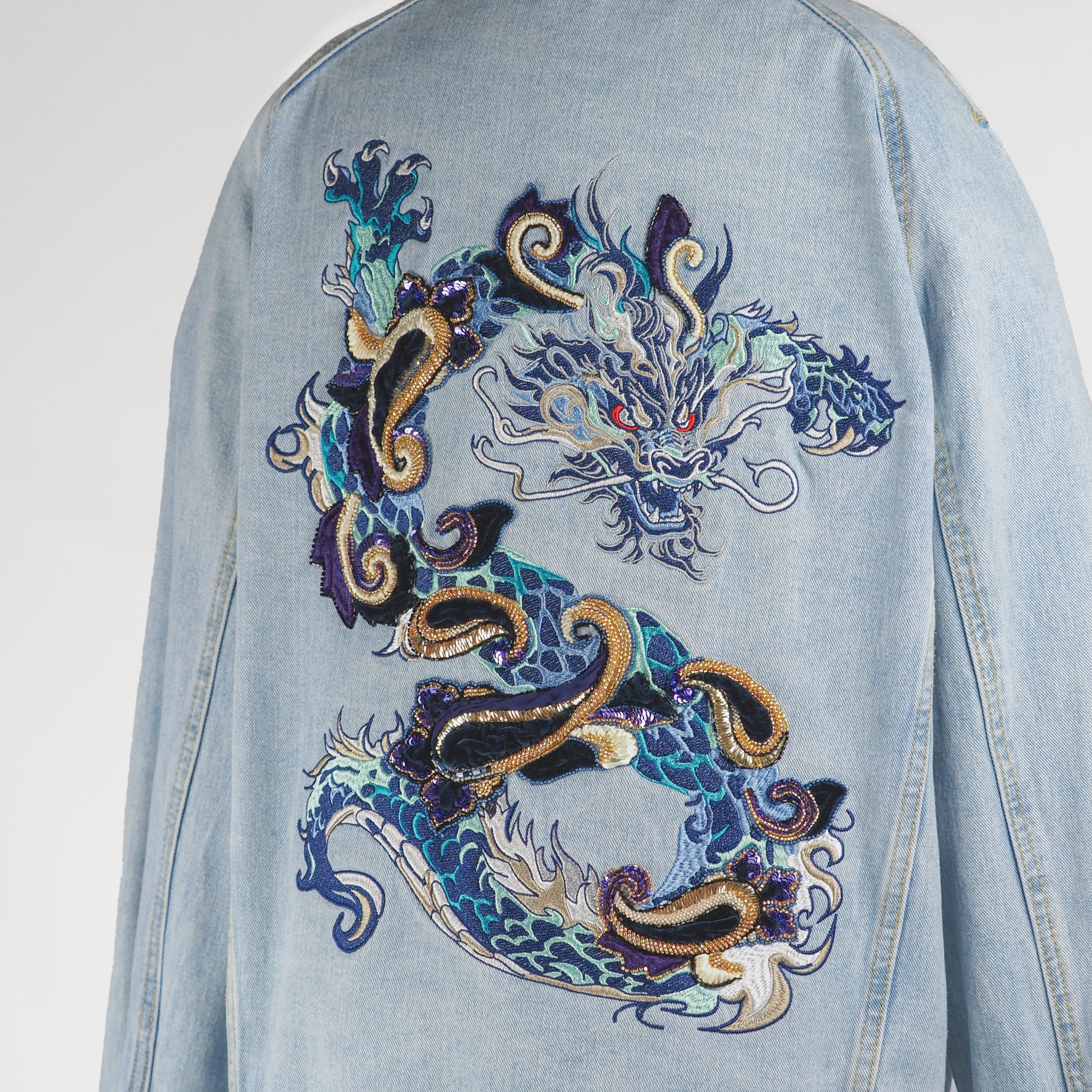 Dragon_embroidery_close-up_on_denim_jacket