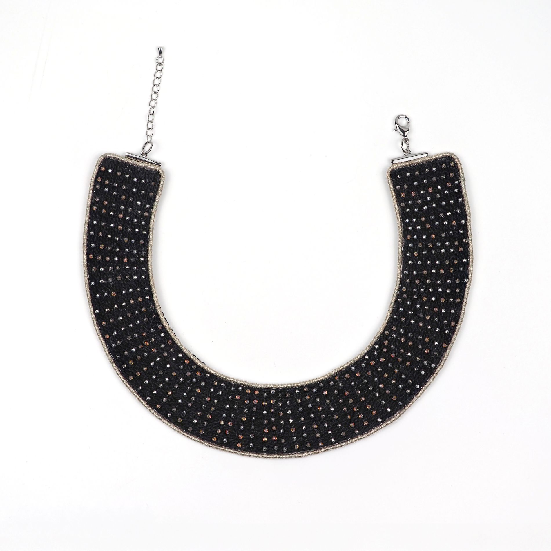 Black_faceted_glass_bead_collar_necklace_front_view