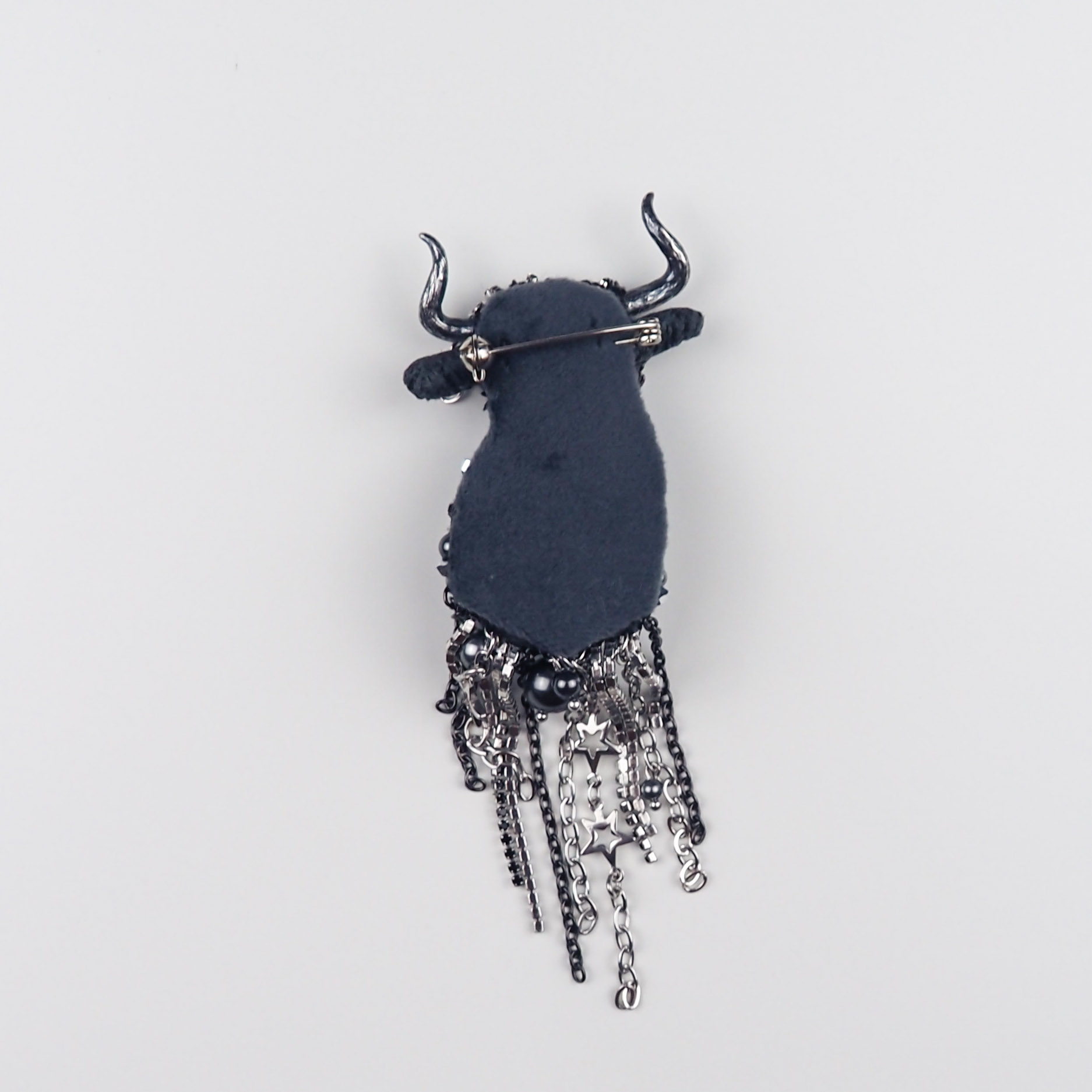 taurus-textile-brooch-back-view-velvet-and-clasp